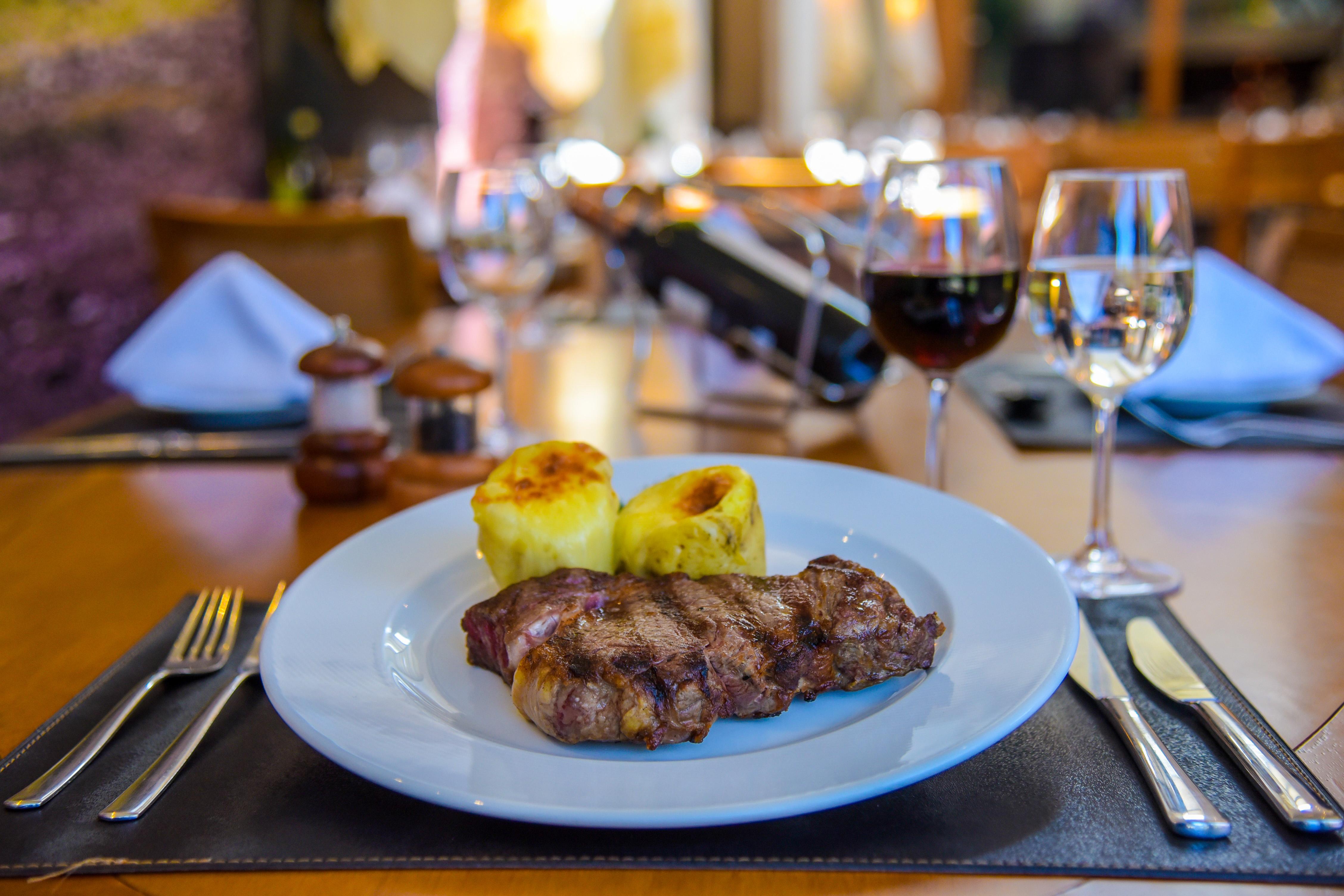 Wish Serrano Resort Γκραμάντο Εξωτερικό φωτογραφία A steak with baked apples