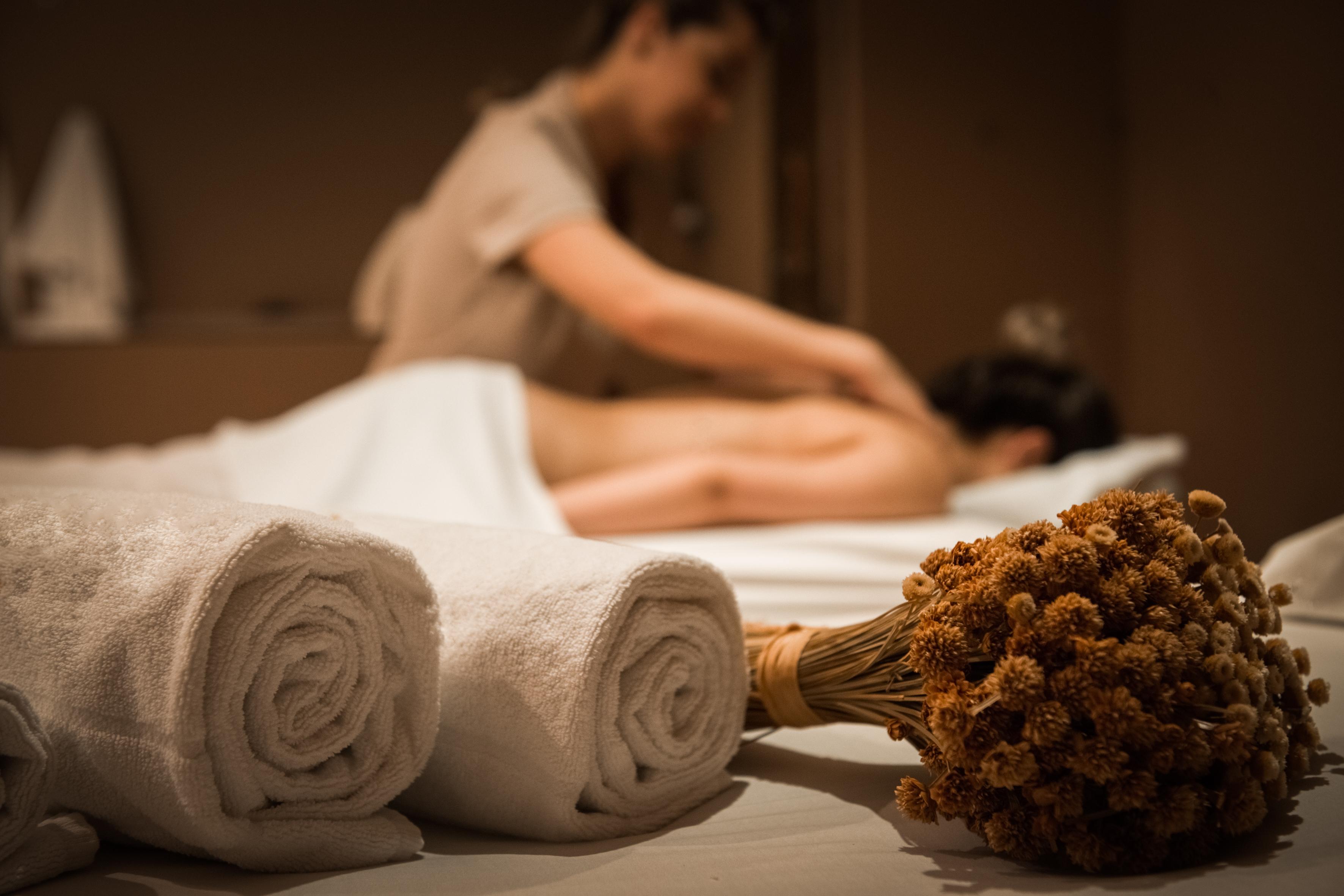 Wish Serrano Resort Γκραμάντο Εξωτερικό φωτογραφία A woman receiving a massage